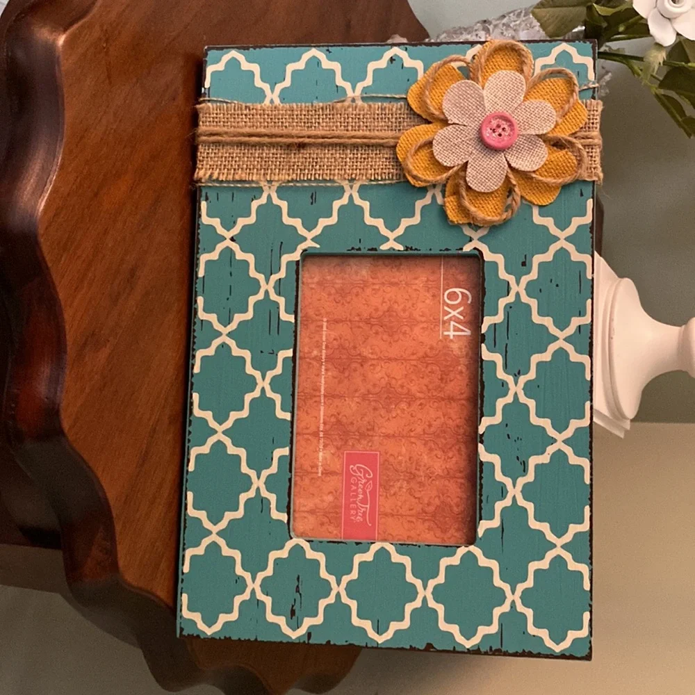 E246 New 4” X 6” frame EUC burlap Aqua flower lattice